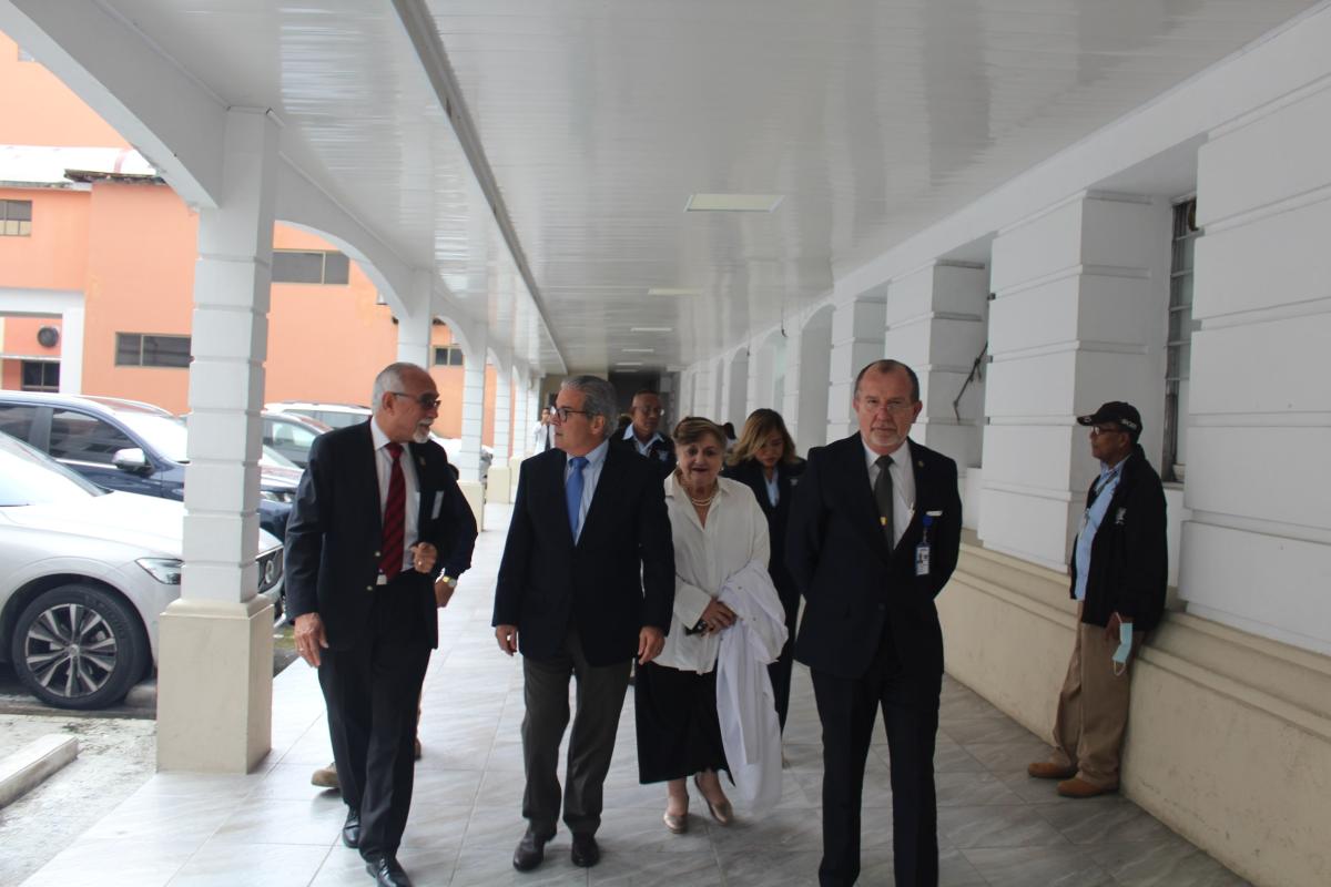 Ministro de Salud de Panamá visita HST